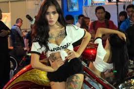 Bokep Indo Pacarku Sange Bugil Omek Ngangkang di Mobil Ngewe Babe